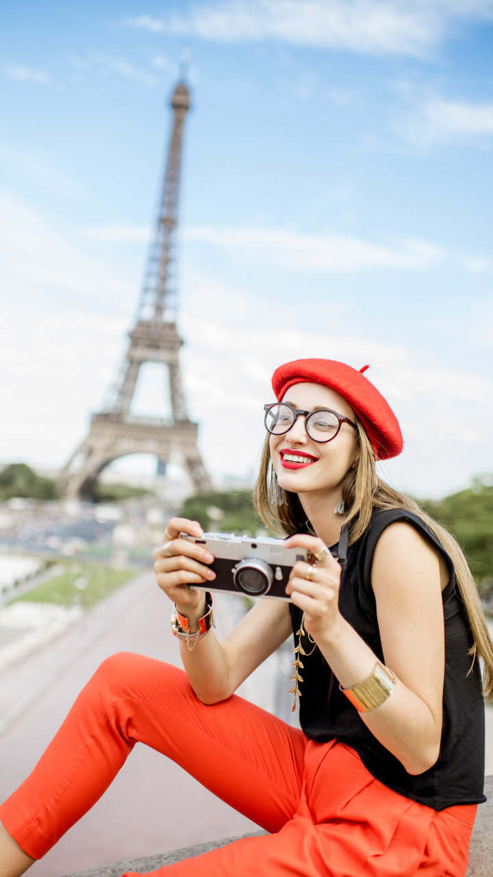 Independent traveller, Parisian café